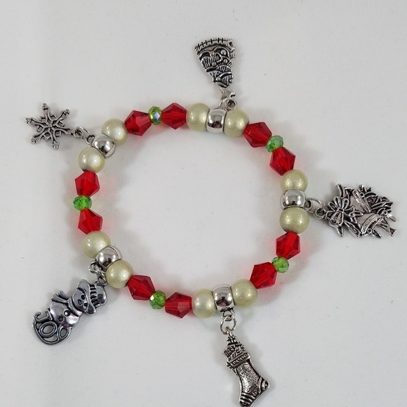 Hand Crafted Christmas Charm Stretch Bracelet Red & Green Beaded Bracelet - Picture 1 of 6